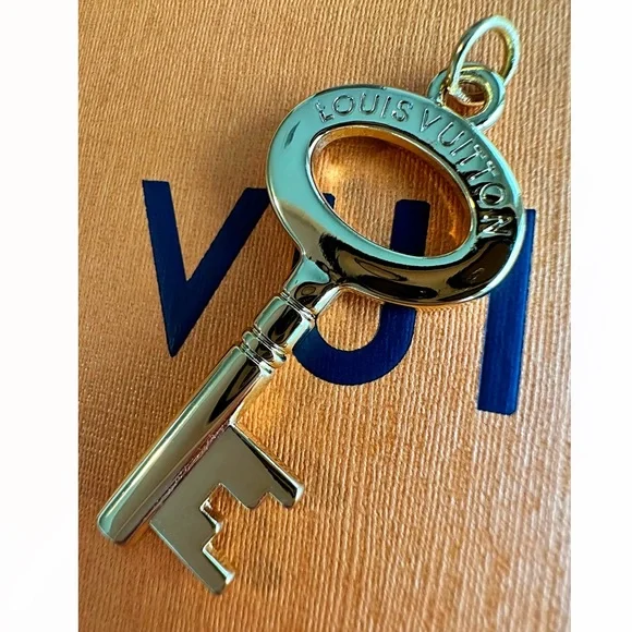 RARE AUTHENTIC LOUIS VUITTON KEY CHARM GOLD TONE PENDANT - Picture 3 of 9
